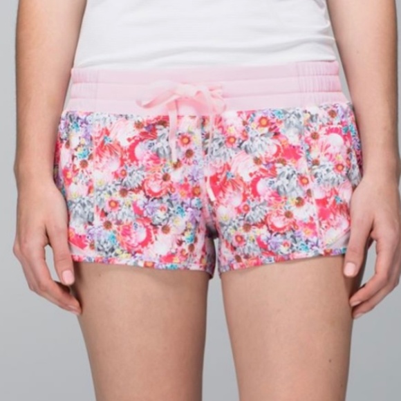 Lululemon Hotty Hot Short Size 8 Floral Pink Liner Free - Picture 1 of 10